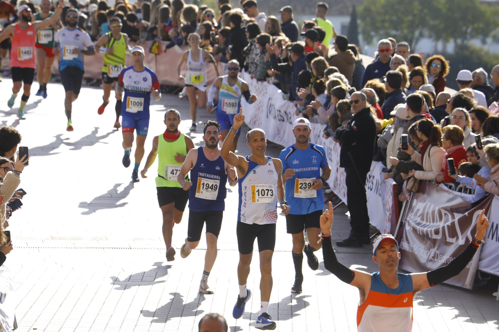 La gloria de cruzar la Puerta del Puente: imágenes de la meta de la 36 Media Maratón de Córdoba