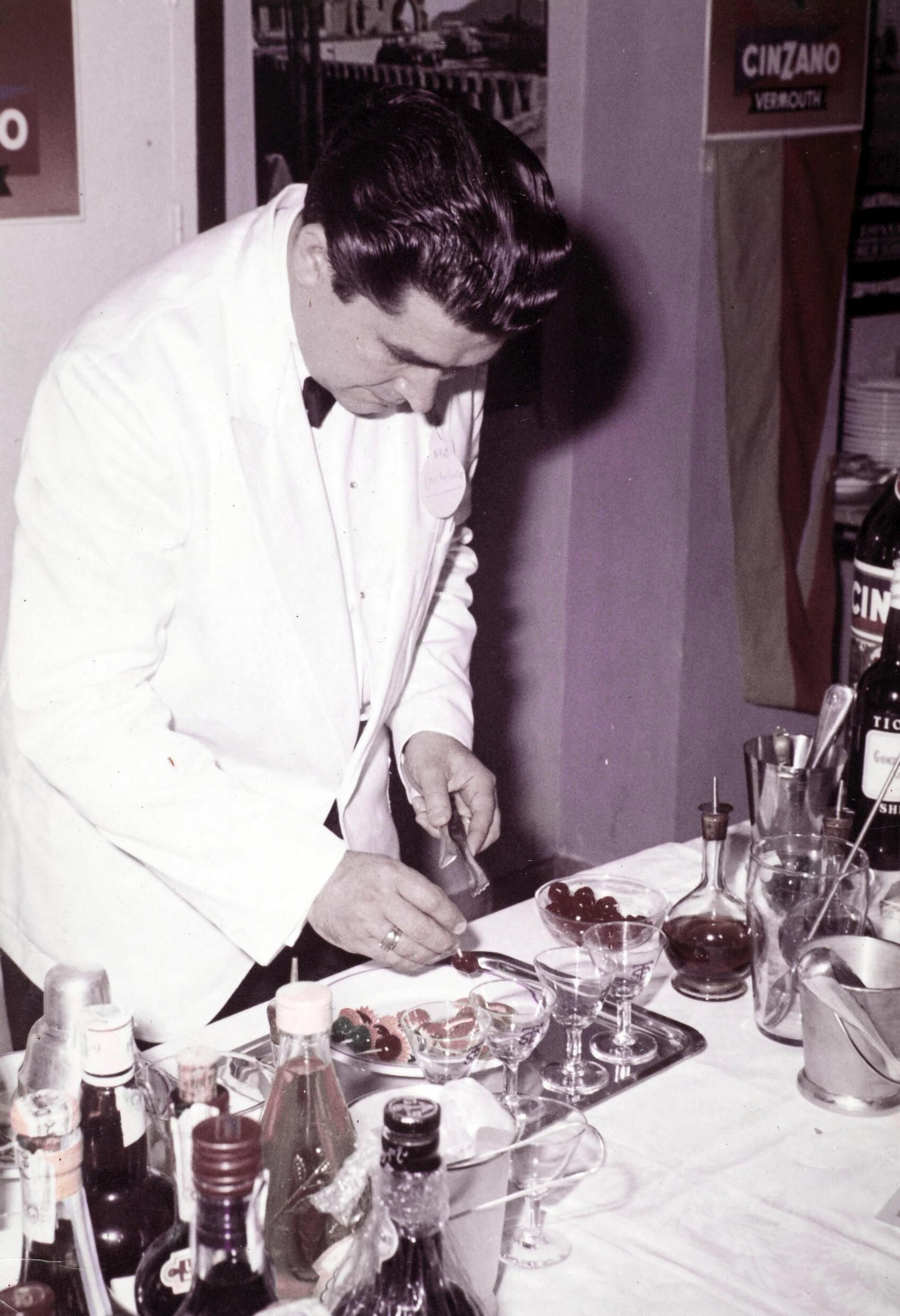 Emilio Sancho, preparando unos cócteles.