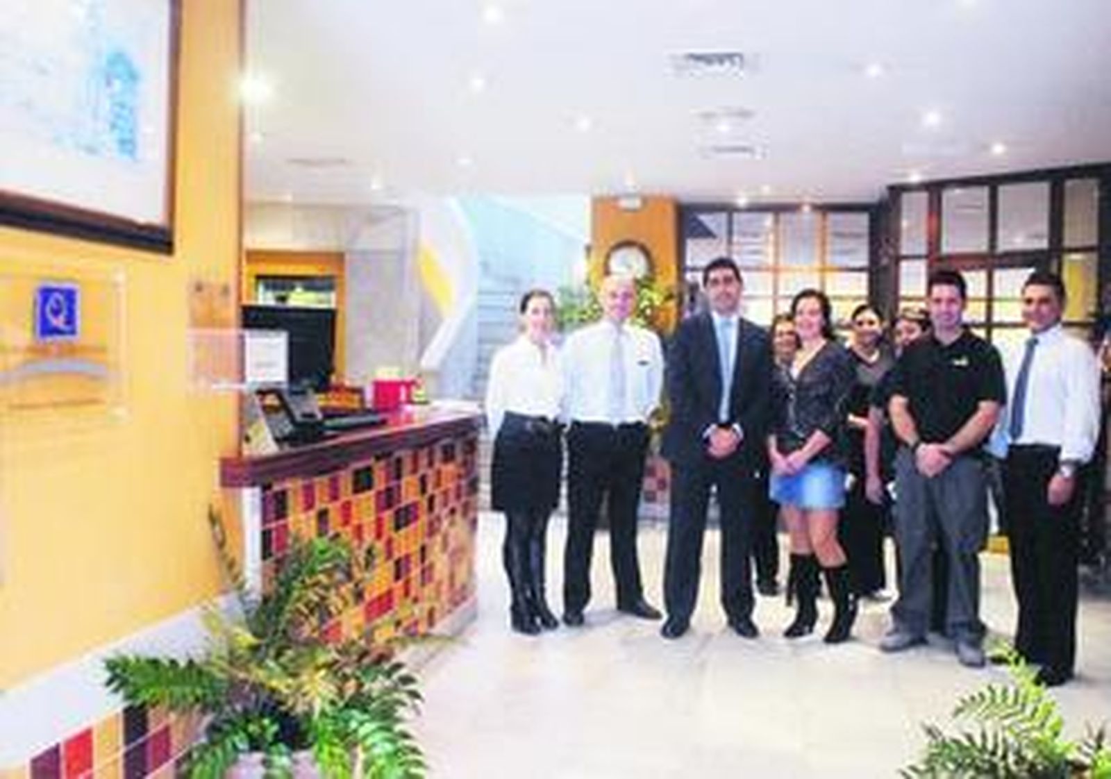 El equipo del hotel Los Cántaros con su director, José Godínez, en el centro.