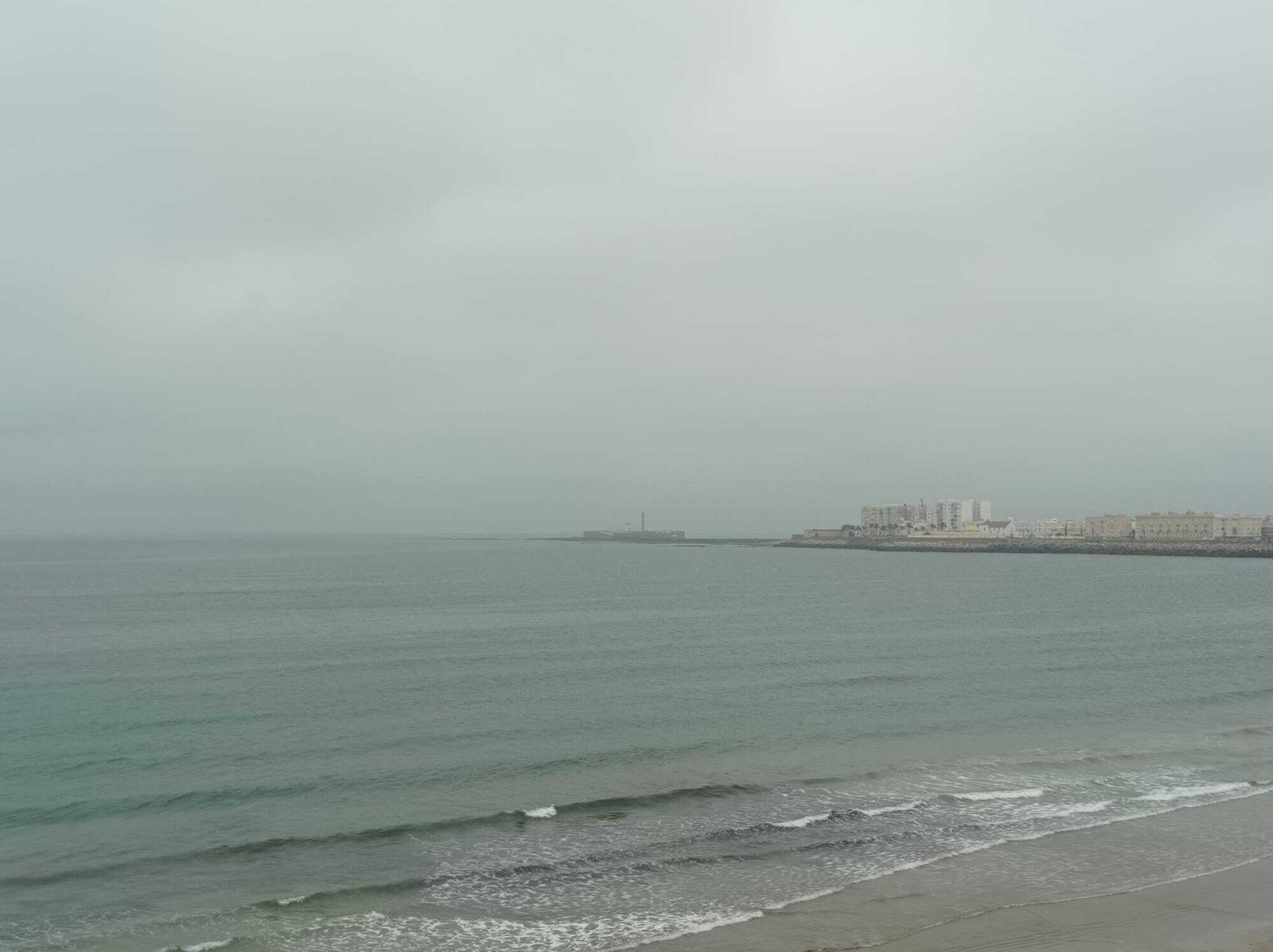 Cádiz amanece con algunas nubes este jueves.
