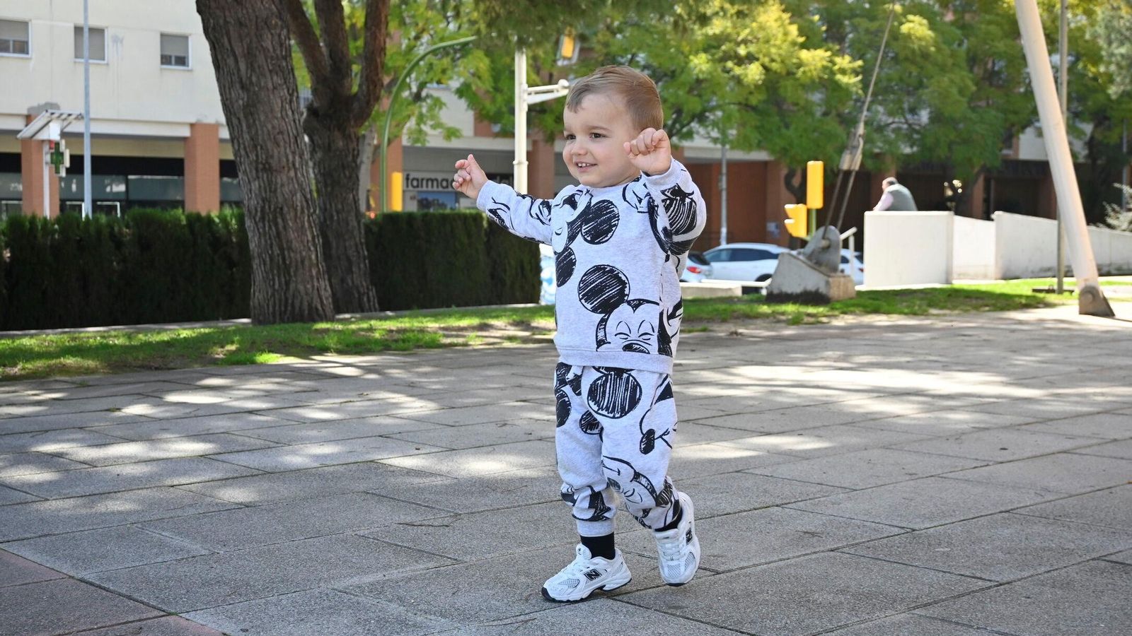 El pequeño Fabio camina sonriente por las carpas de la Avenida de Andalucía.