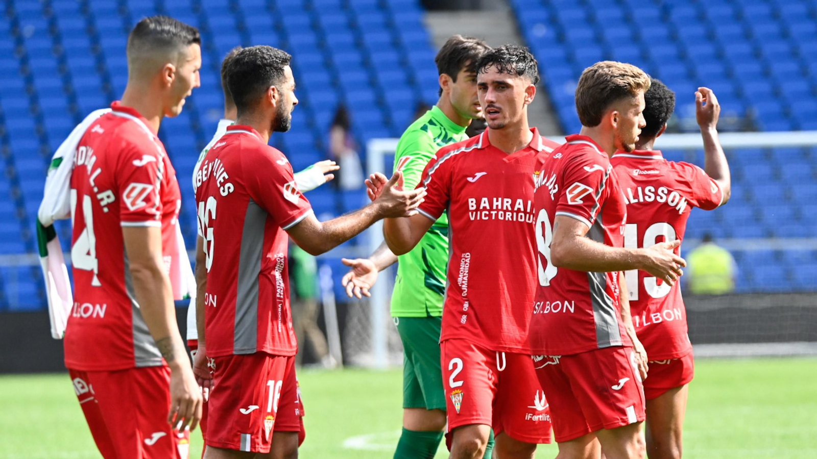 Los jugadores del Córdoba CF se saludan después de su último partido, el disputado en San Sebastián.