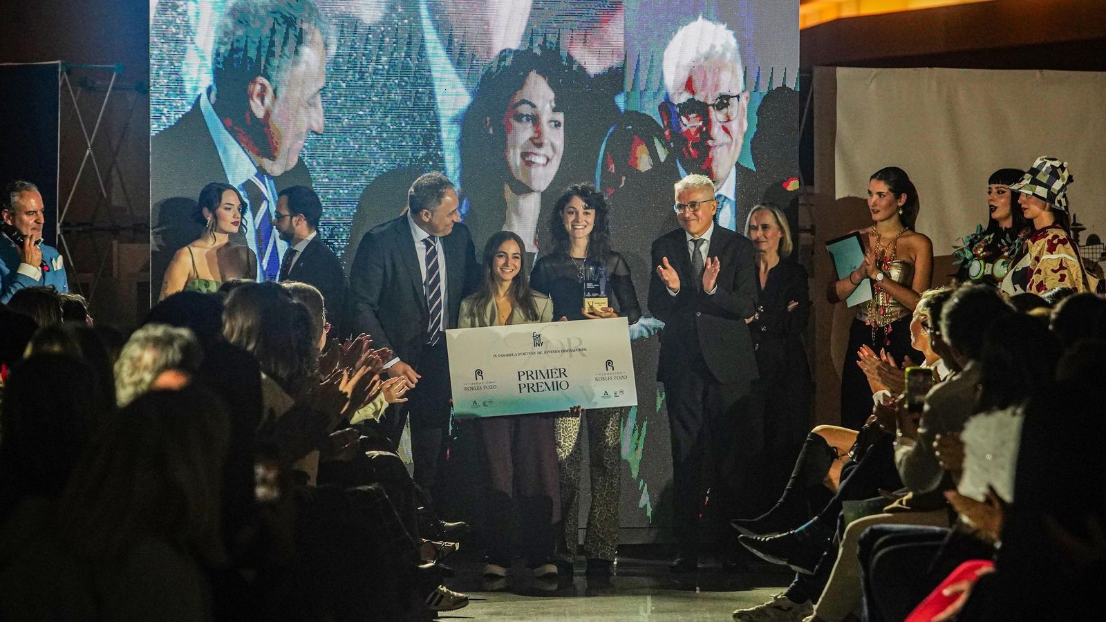 Sempiterno de Ainara y Carmen fue la colección que se llevó el primer lugar de la Pasarela Fortuny 2024.