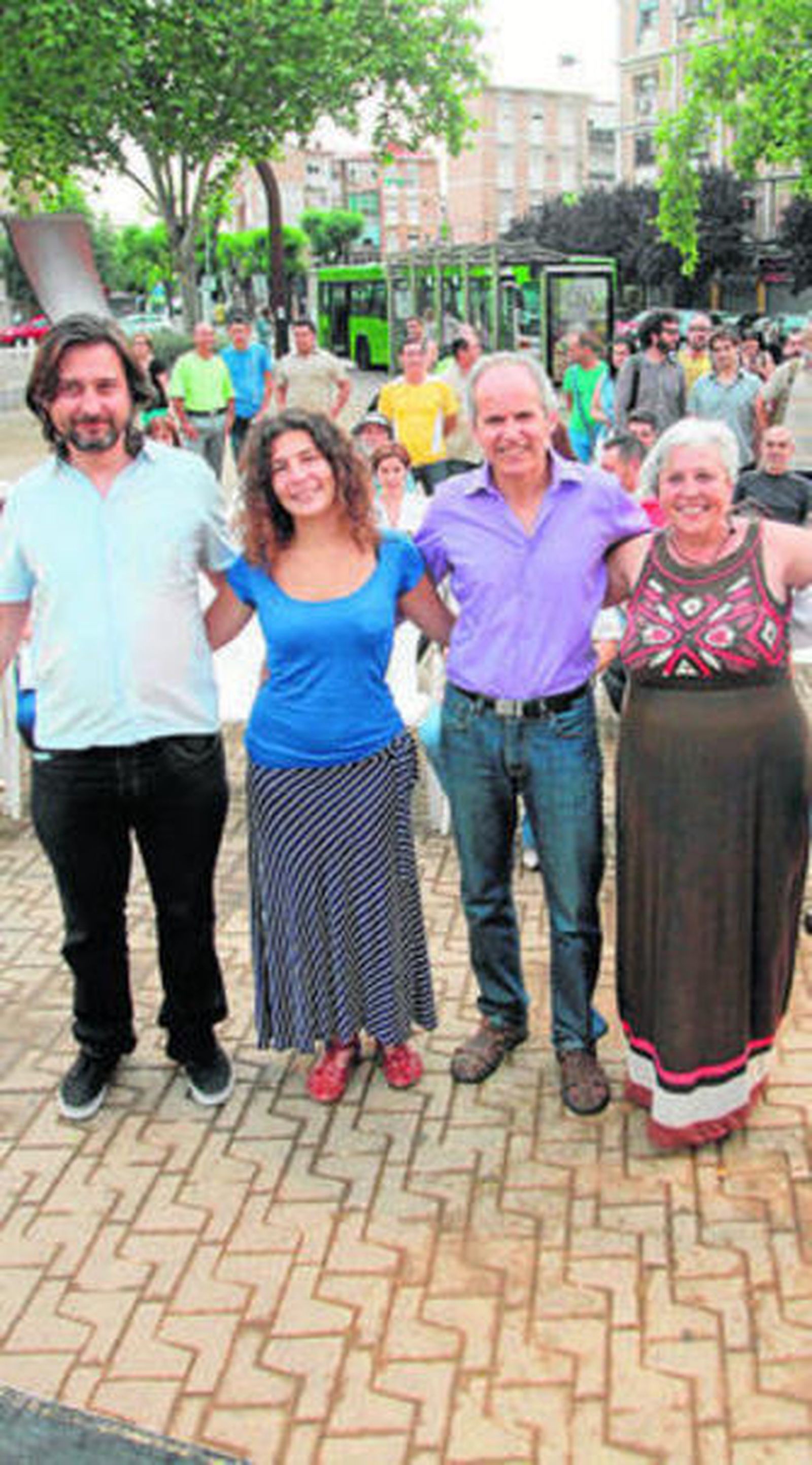 Varios miembros de la lista de Ganemos, en la plaza del Mediodía.