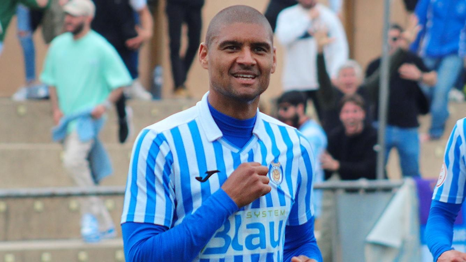 Jordi César celebra uno de los goles de la pasada campaña en el Gandía.