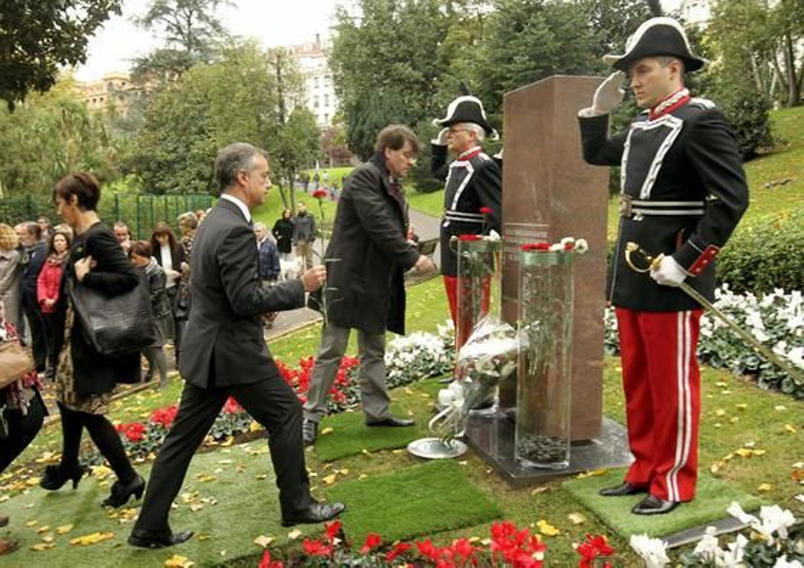 El presidente del PNV y candidato a lehendakari, Iñigo Urkullu, se dispone a depositar una flor en el homenaje organizado por el Ayuntamiento de Bilbao. / EFE