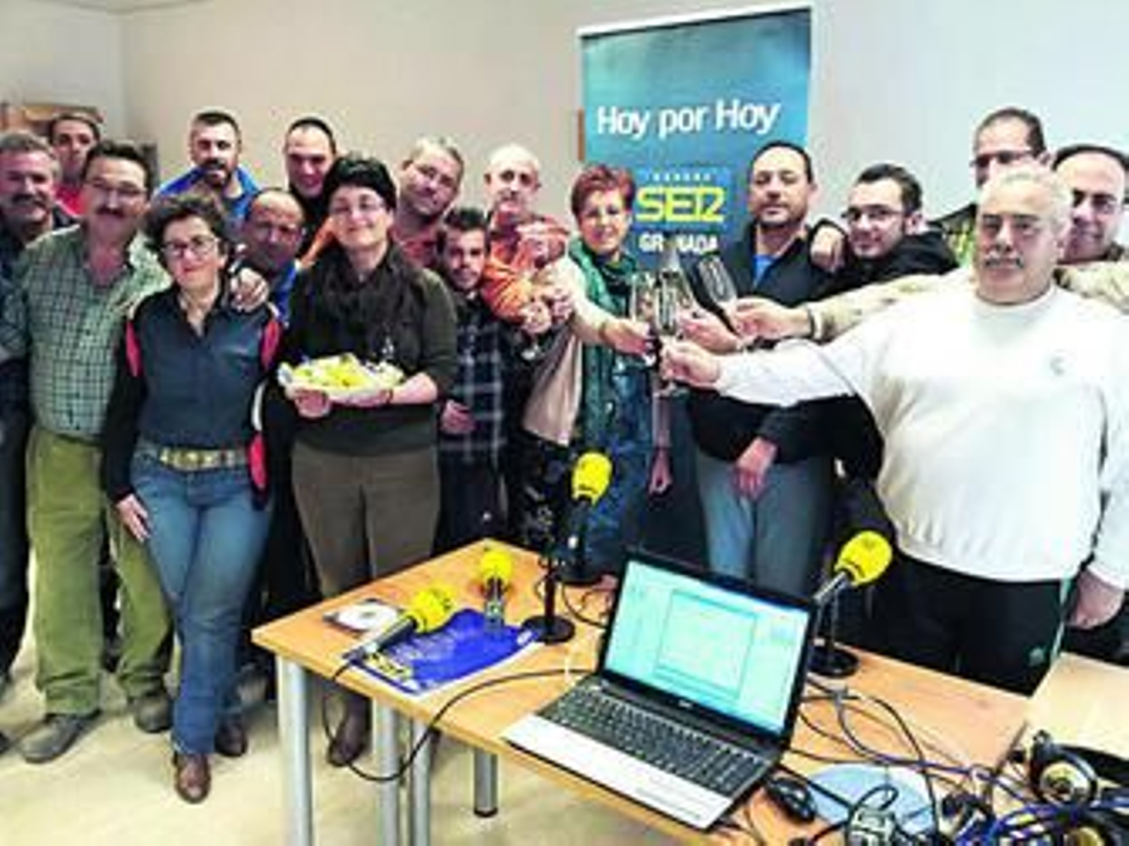 Vecinos de Valderrubio muestran su alegría al conseguir la independencia del municipio de Pinos Puente