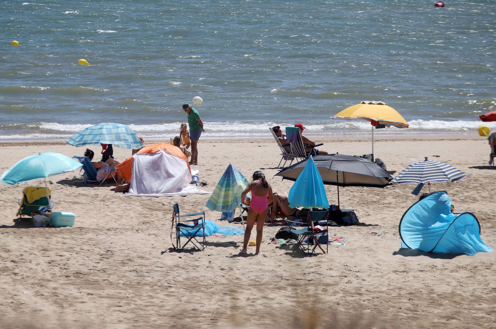 Imágenes de ambiente en la playa en la tarde del sábado