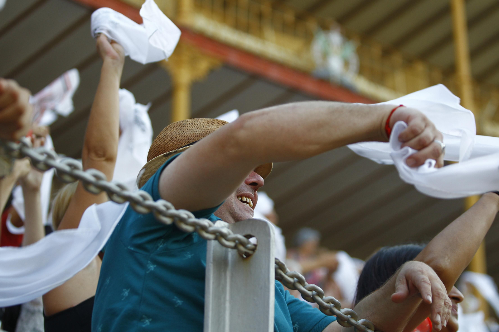 Imágenes del ambiente en la novillada organizada por la Escuela Taurina de Almería
