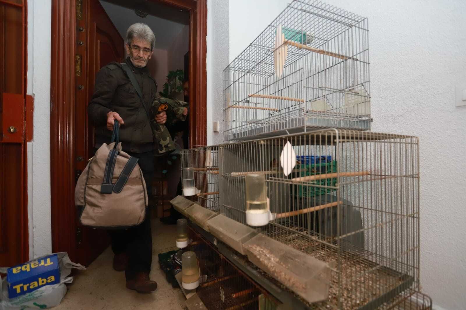 Juan Antonio Molina deja su casa con unas pocas pertenencias.