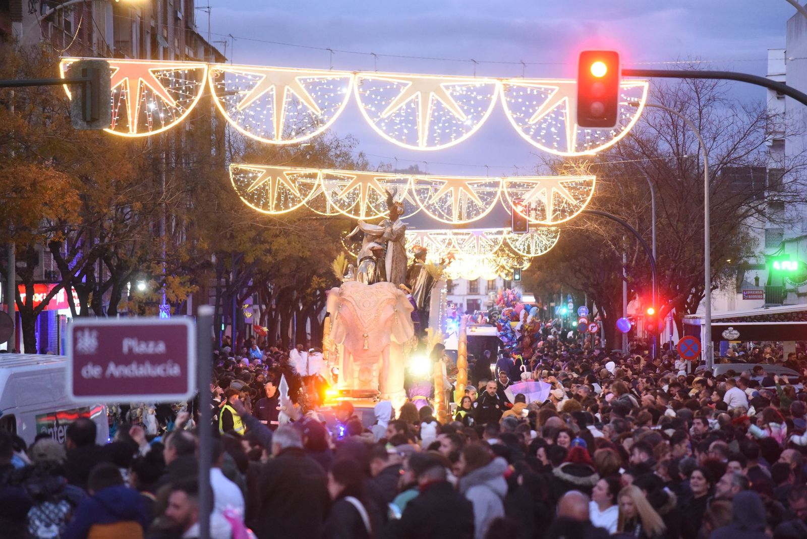 El Rey Baltasar en la cabalgata por la avenida de Cádiz.