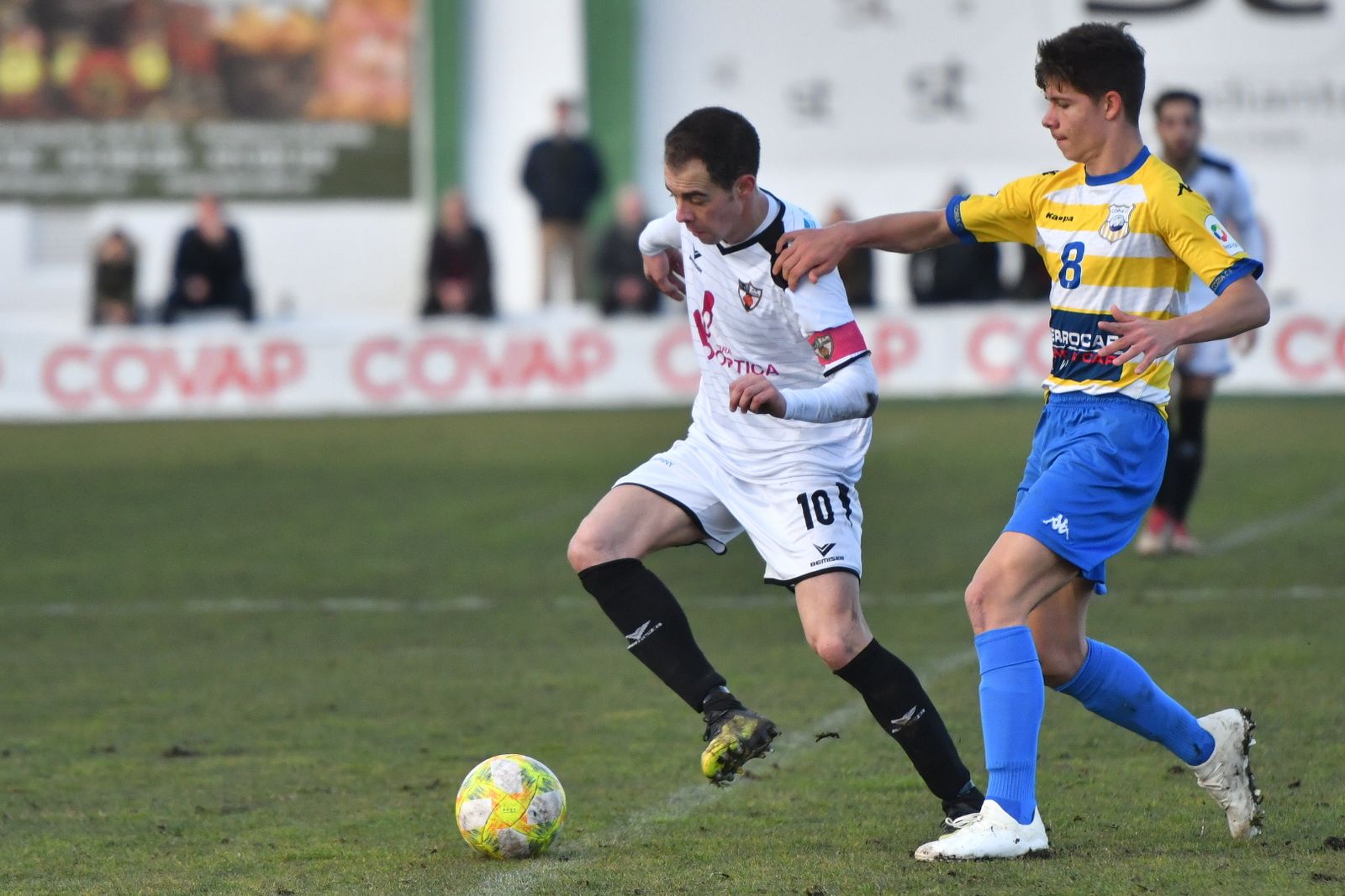 Valentín protege el balón ante José Antonio Gómez, del Coria.