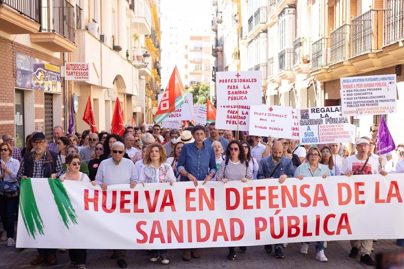 Imágenes de la manifestación por la sanidad pública en Huelva