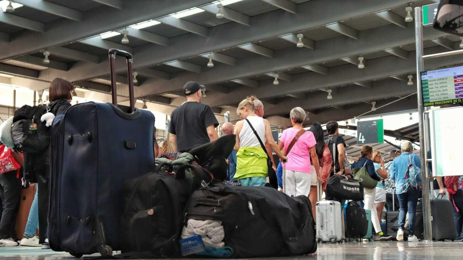 Colas de pasajeros en la estación de trenes de Málaga.
