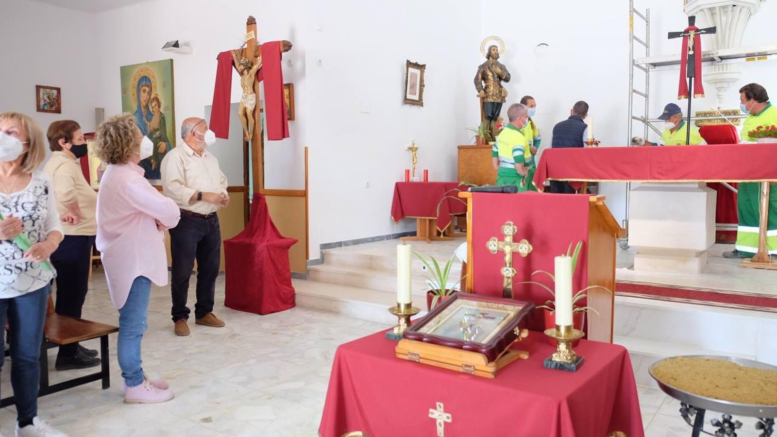 Aseguran, como se aprecia en imágenes, que han cambiado toda a ornamentación.