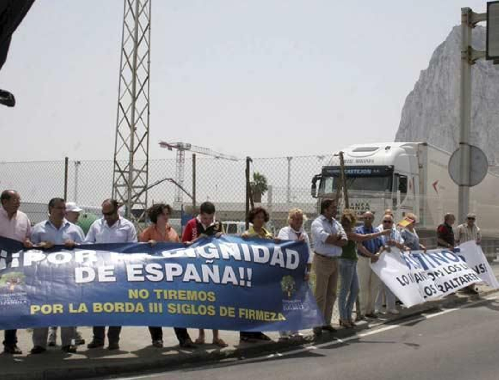 Defensa Nación Española protesta en la Verja contra la visita de Moratinos