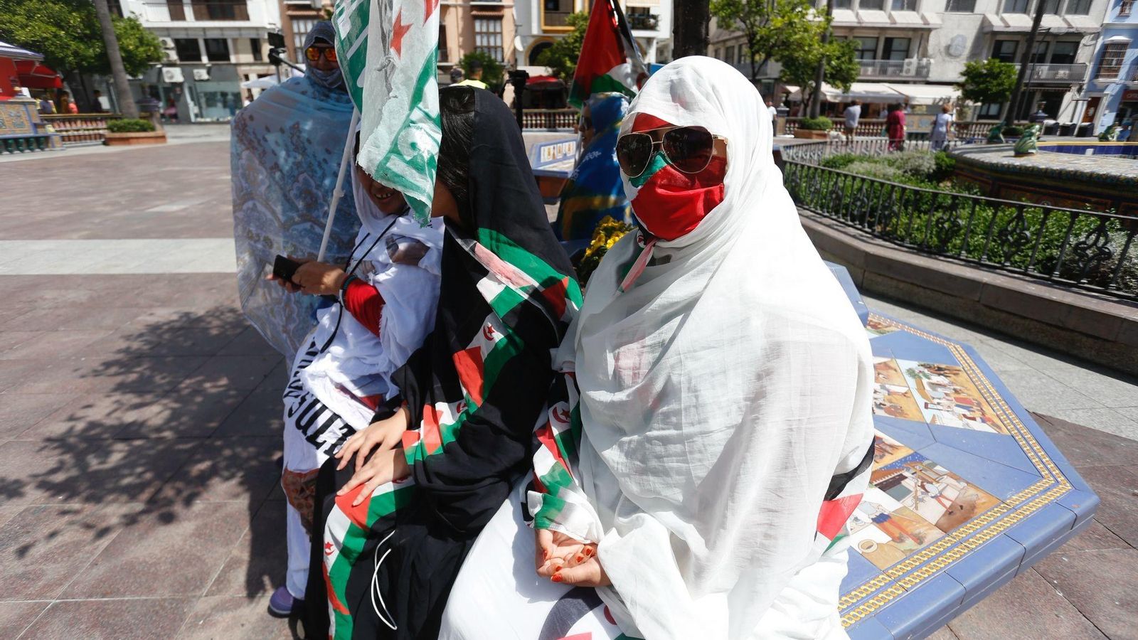 Mujeres con ropas y la bandera saharaui en la Plaza Alta.