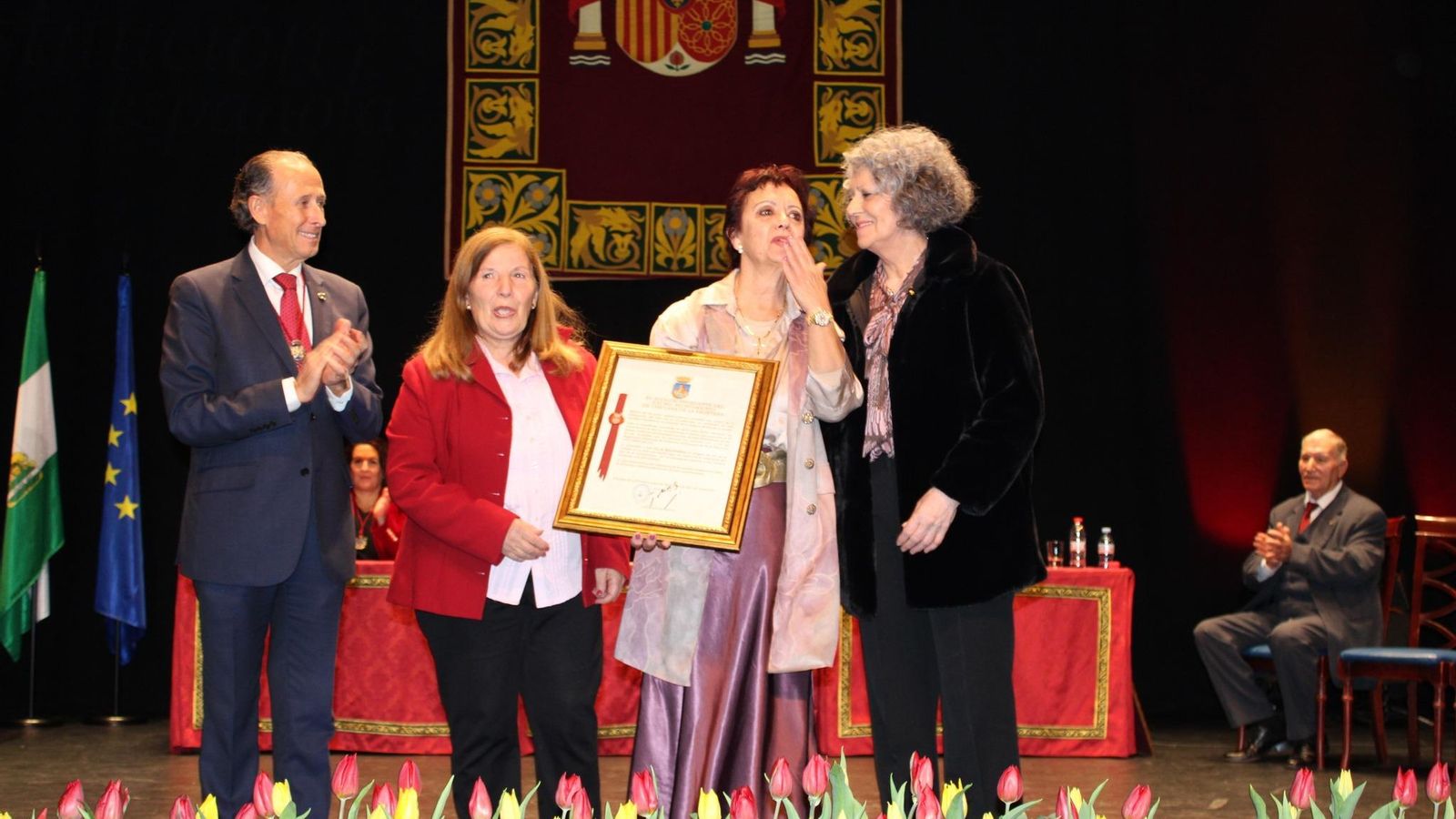 Un momento de la entrega del galardón a las representantes de la Olla Solidarida.