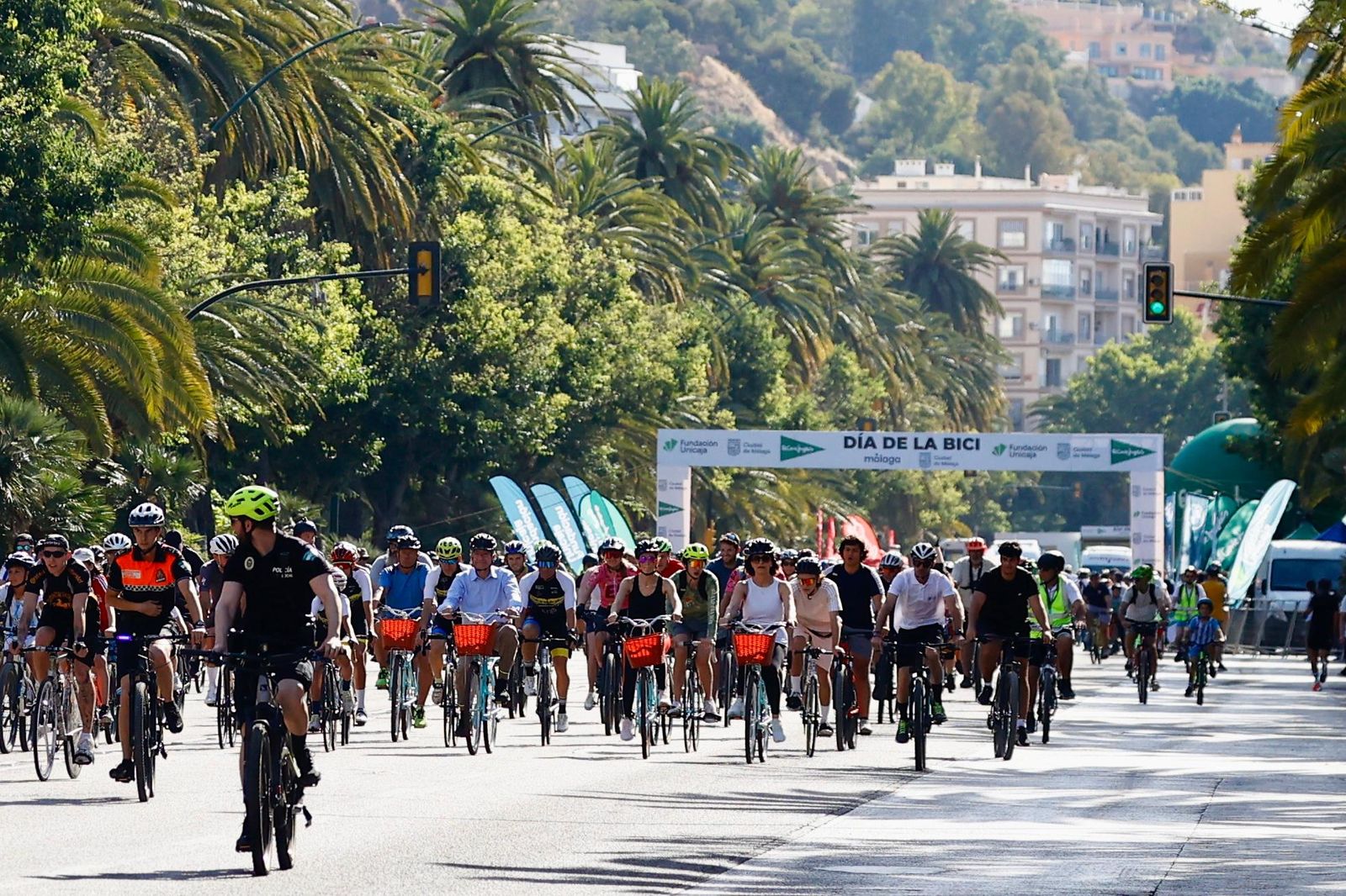 Cientos de ciclistas toman Málaga en el Día de la Bici, en imágenes