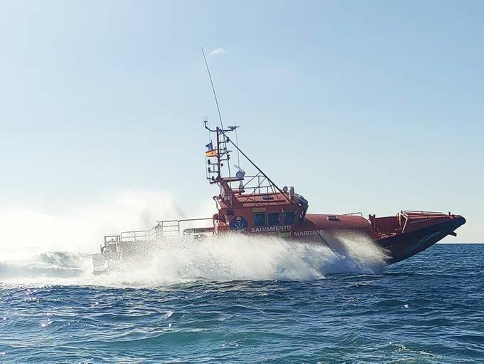 Una embarcación de Salvamento Marítimo en el Estrecho.