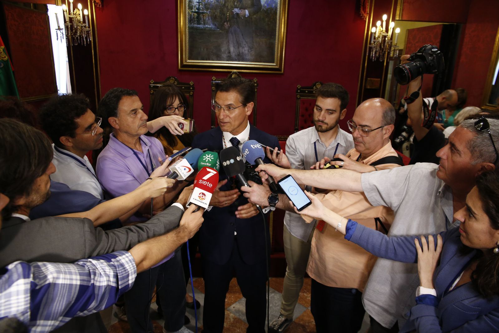 Las imágenes de la jornada de constitución del Ayuntamiento de Granada