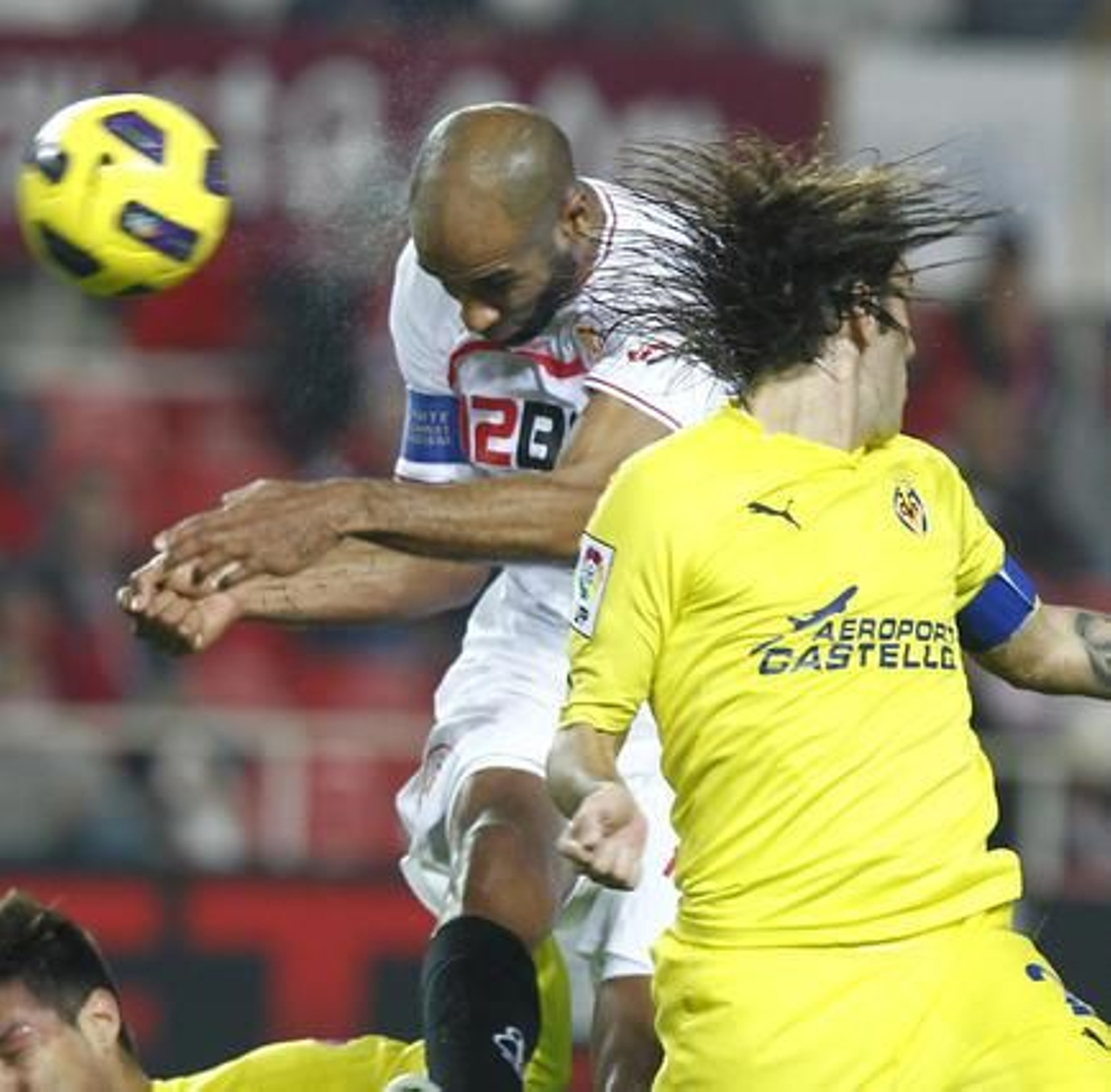 El Sevilla celebra la vuelta de Sergio Sánchez a los terrenos de juego con el pase a las semifinales de Copa del Rey ante el Villarreal (3-0). / Antonio Pizarro