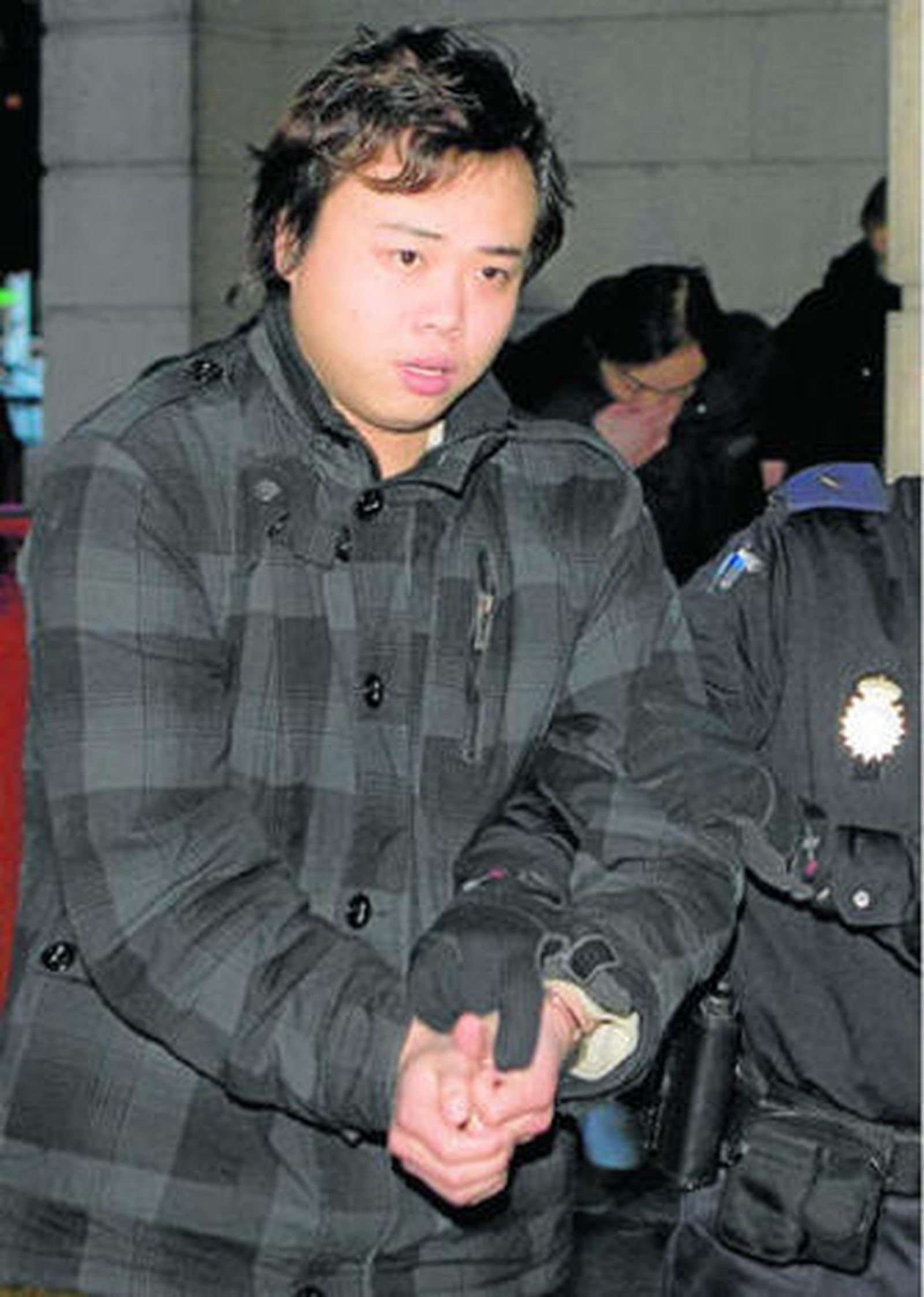 La Policía traslada a los detenidos a los juzgados, ayer por la tarde.