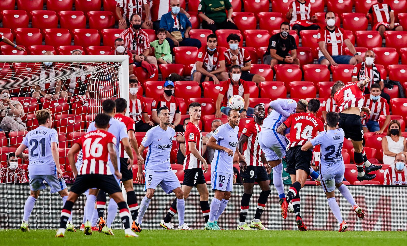 Íñigo Martínez, en el momento del salto y el golpeo de cabeza que acabó dentro de la portería del Barcelona.