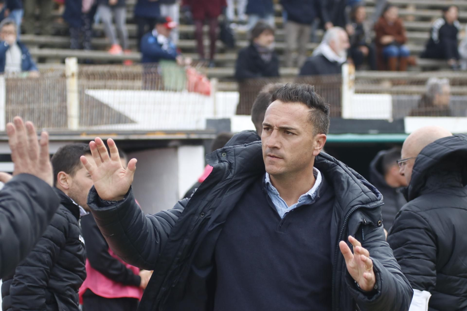 Jordi Roger se felicita con los compañeros en un partido.