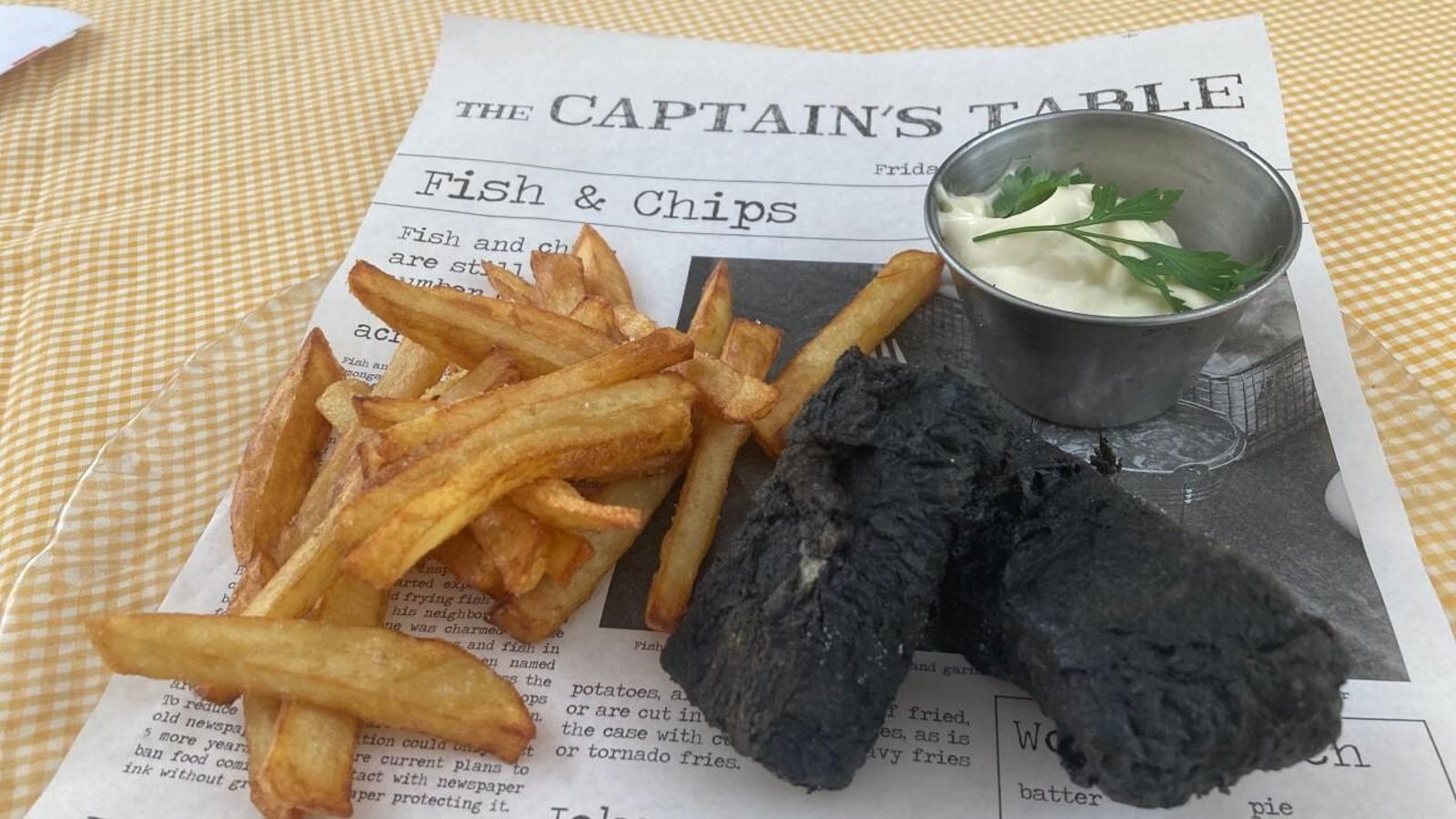 Las 'Fish and chips del carbonero', servidas sobre un papelón que imita a la hoja de un periódico.