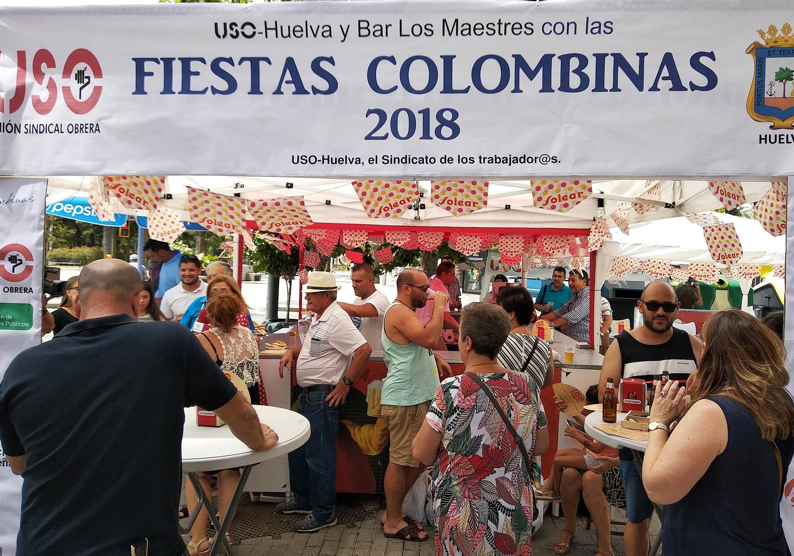 Imágenes de las Colombinas de día de la calle Marina