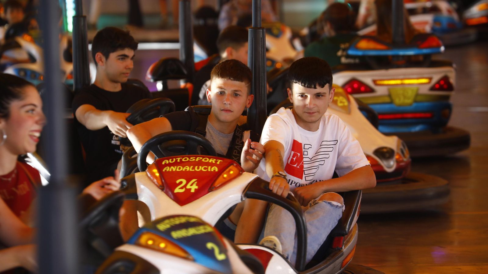 Jóvenes en los coches de choque.