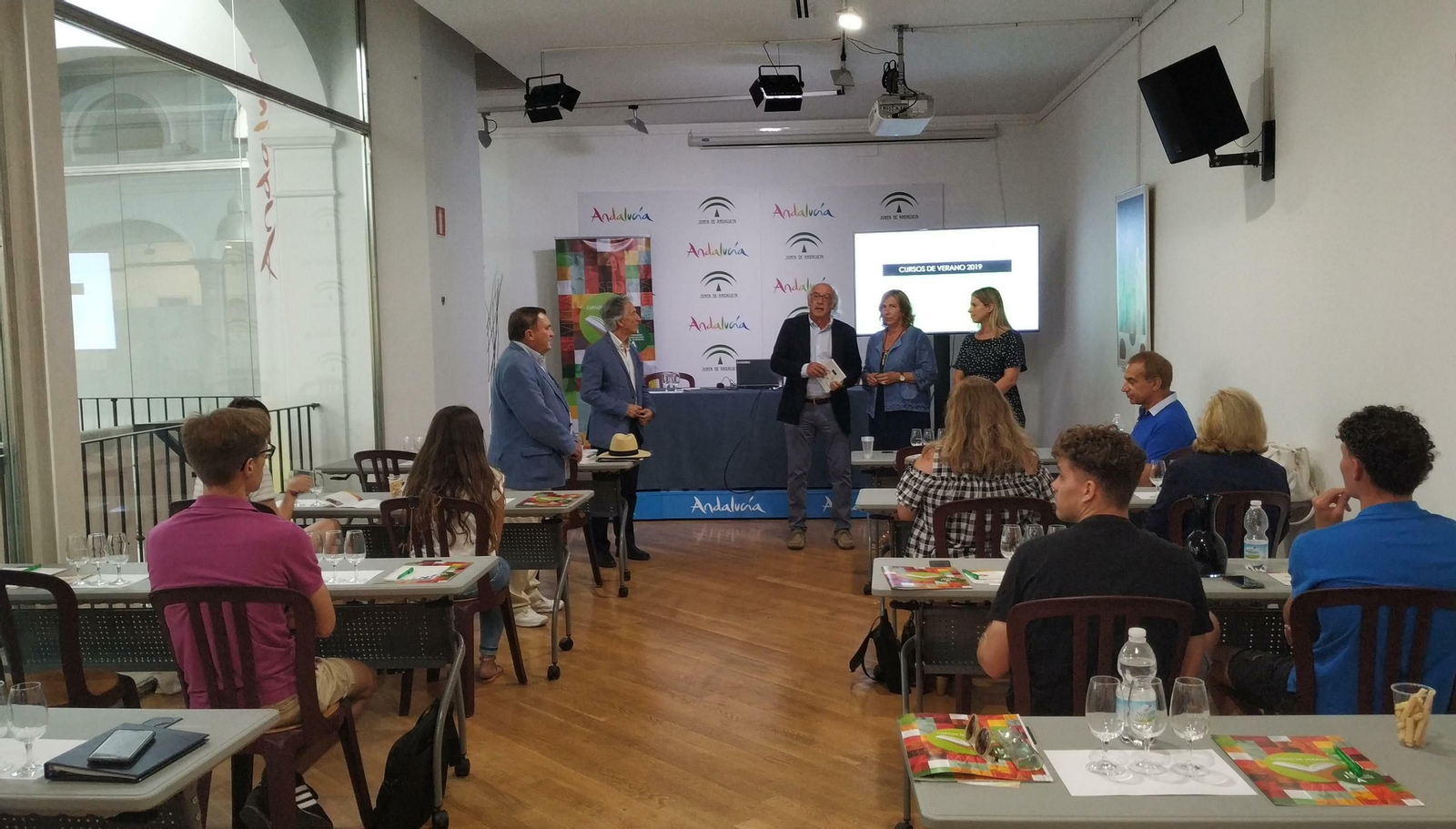 González Fajardo junto a Elena Ruiz y Elena Cruz, directoras del curso.