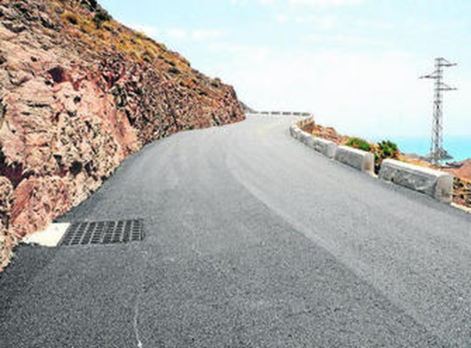 La carretera AL-3115 que une Retamar con el Faro de Cabo de Gata es la más transitada  de la provincia en verano.