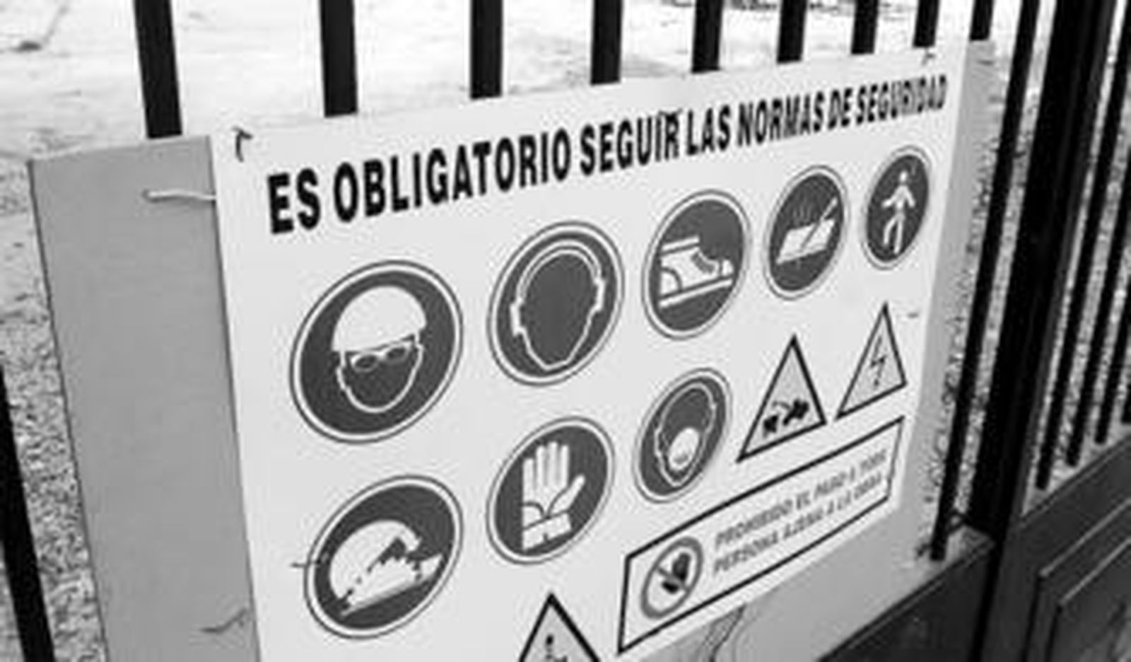 Un cartel avisando de la obra en el instituto, que pese a todo se encuentra abierto estos días.