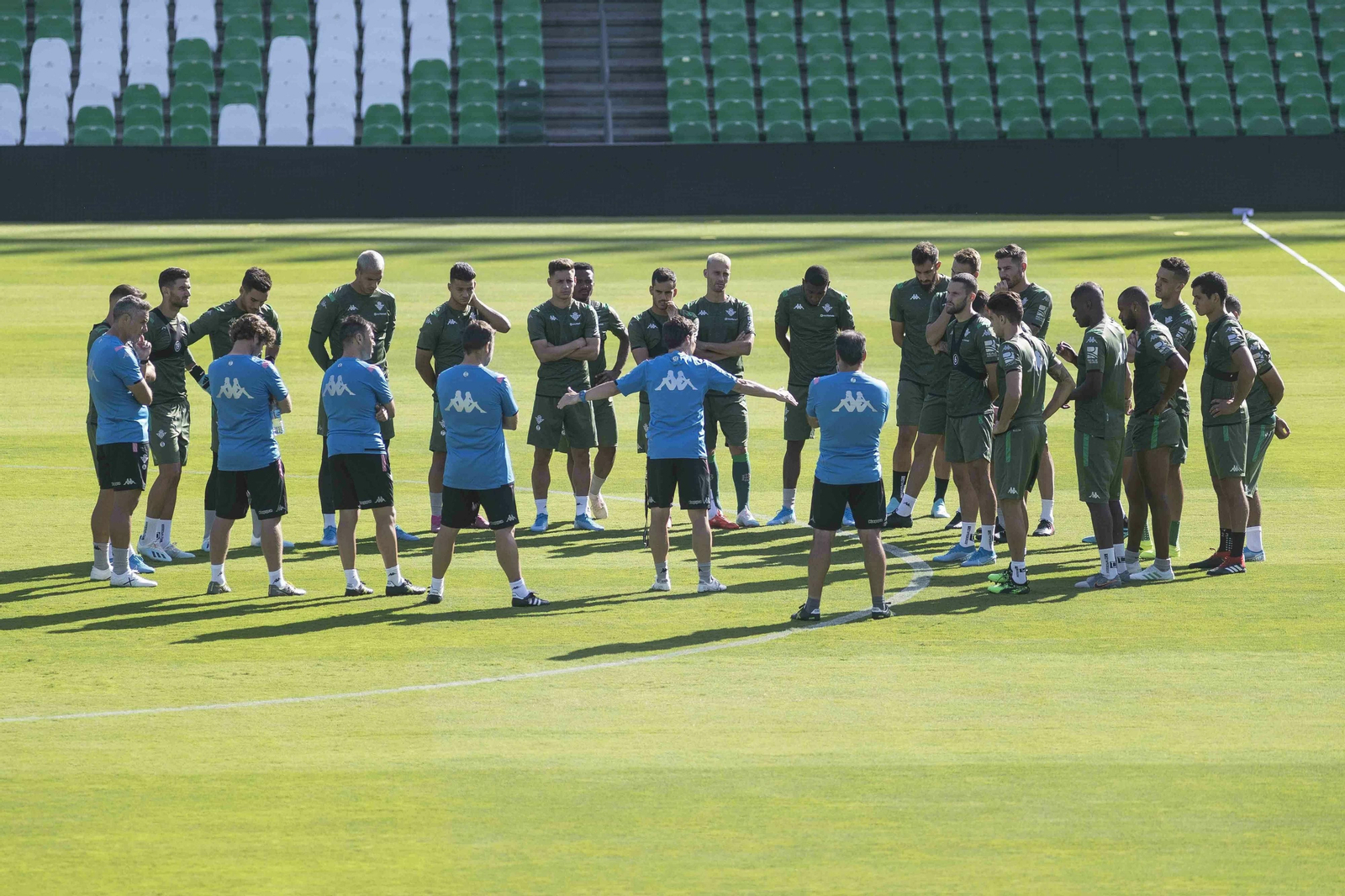 Rubi dialoga con sus jugadores en el entrenamiento de ayer en el Benito Villamarín.