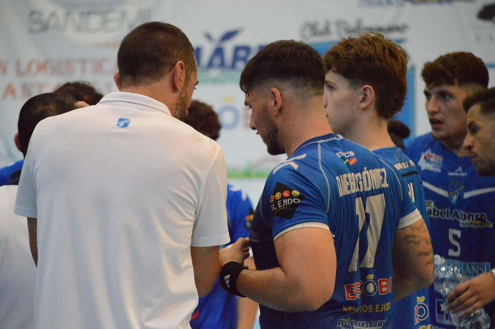 Charla técnica del conjunto canterano-sureño antes de la disputa de un encuentro en casa.