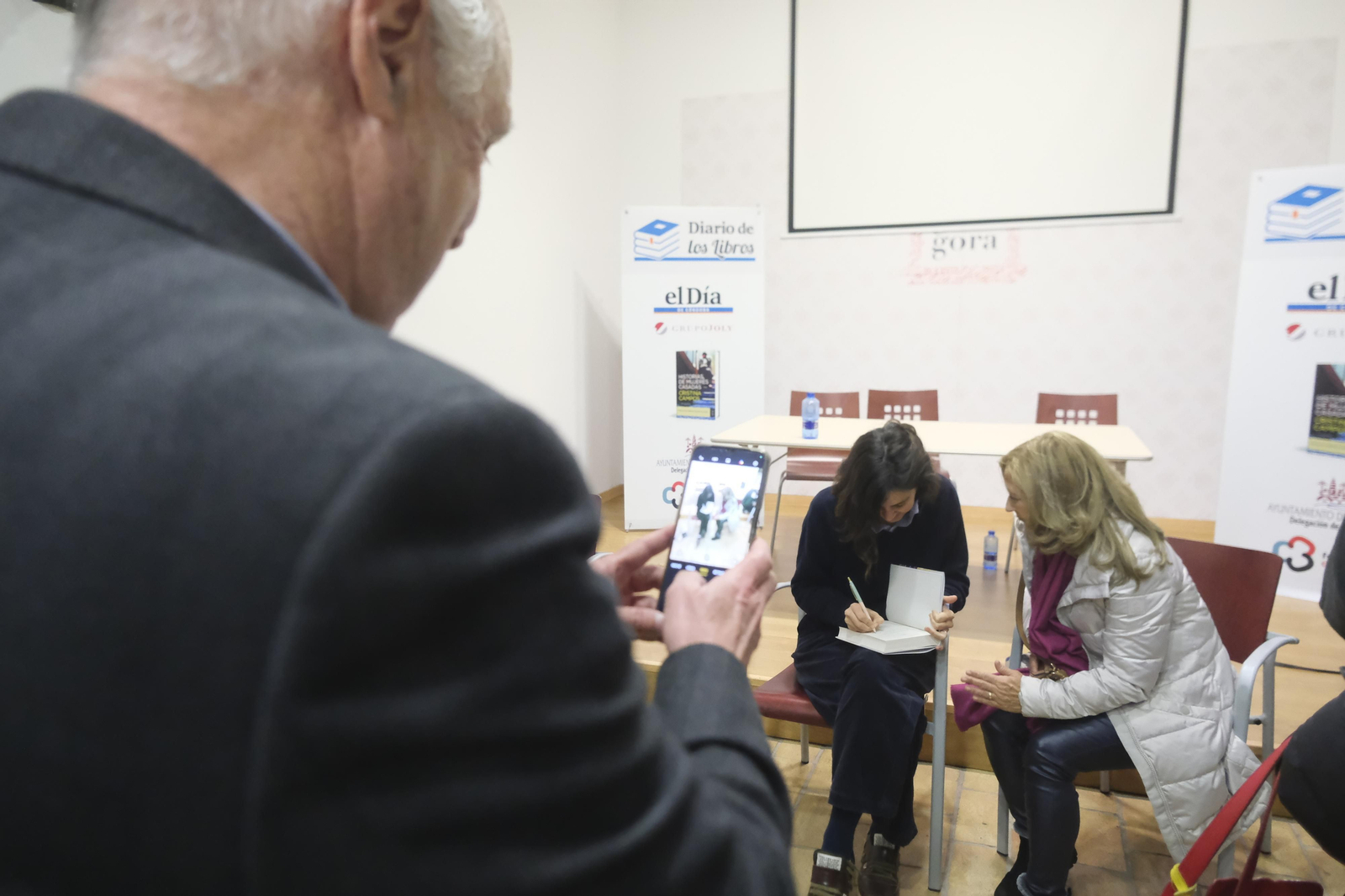 Las imágenes de la presentación de la obra ‘Historias de mujeres casadas’ de Cristina Campos en Córdoba
