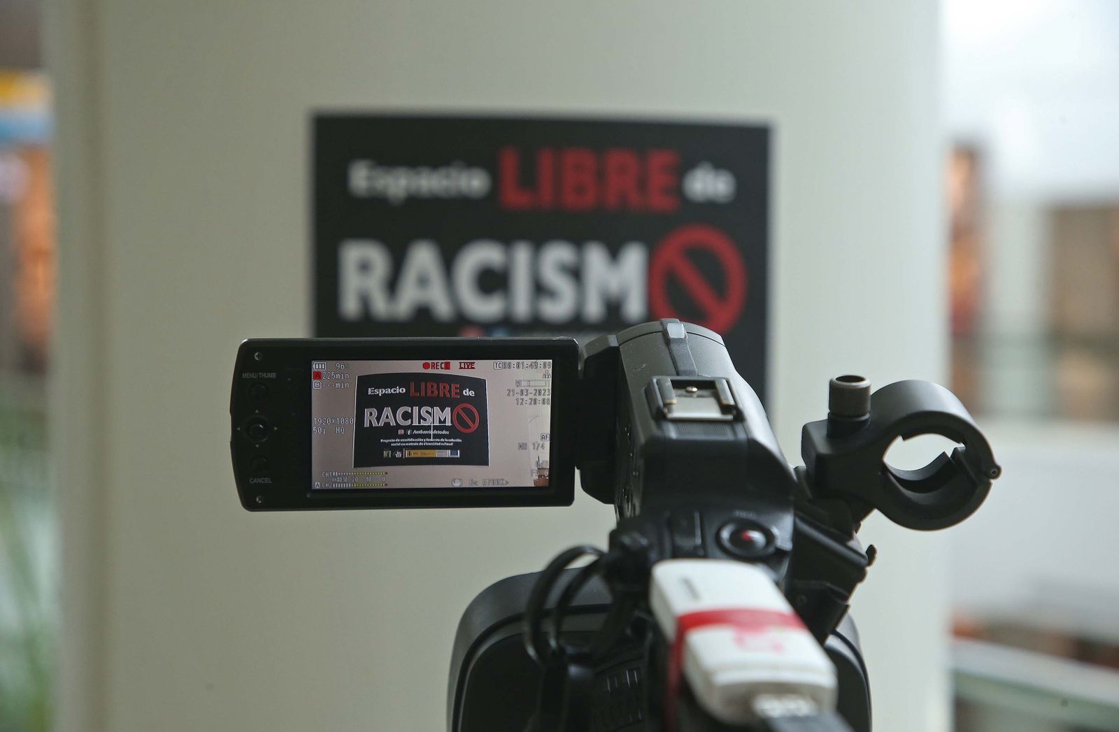 Fotos de la exposición 'Idas y venidas' en el centro comercial Puerta Europa  en Algeciras