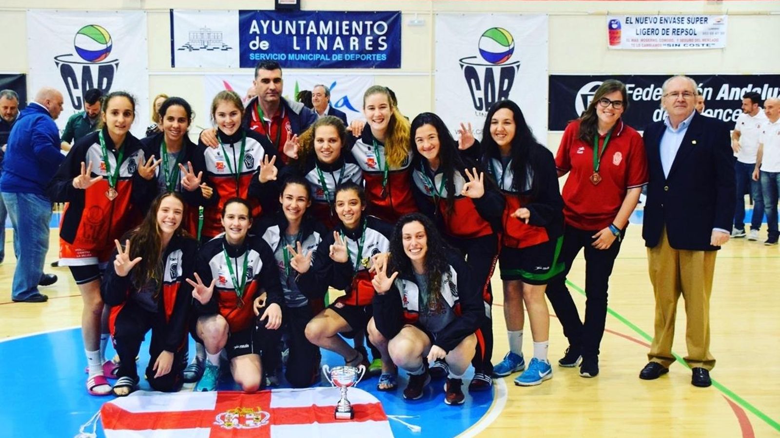 Las campeonas lucen su medalla de bronce