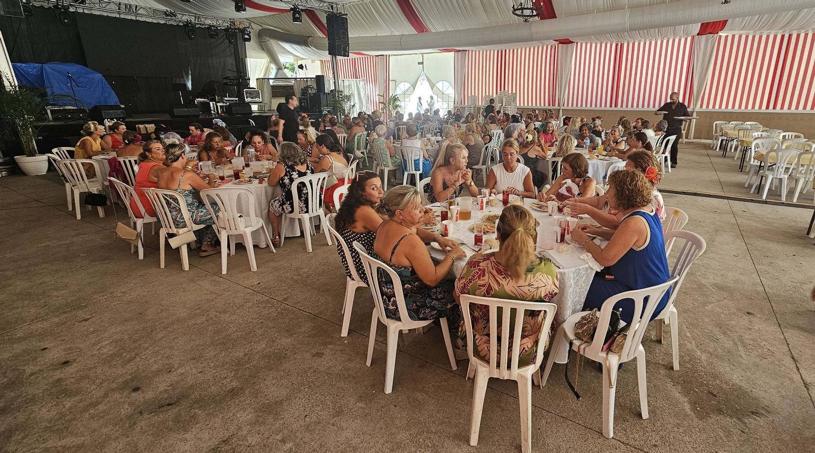 Las mujeres de San Roque disfrutan de su comida en la Feria Real
