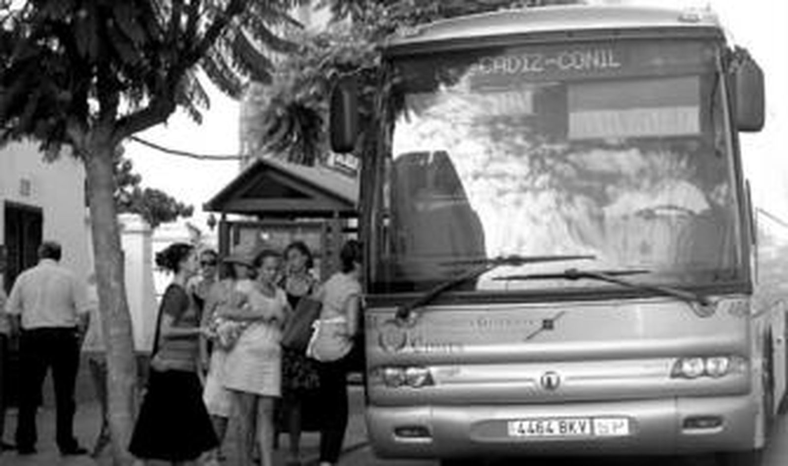 Un autobús de la empresa Transportes Comes, ayer en una de las paradas que realiza en el centro de Conil.