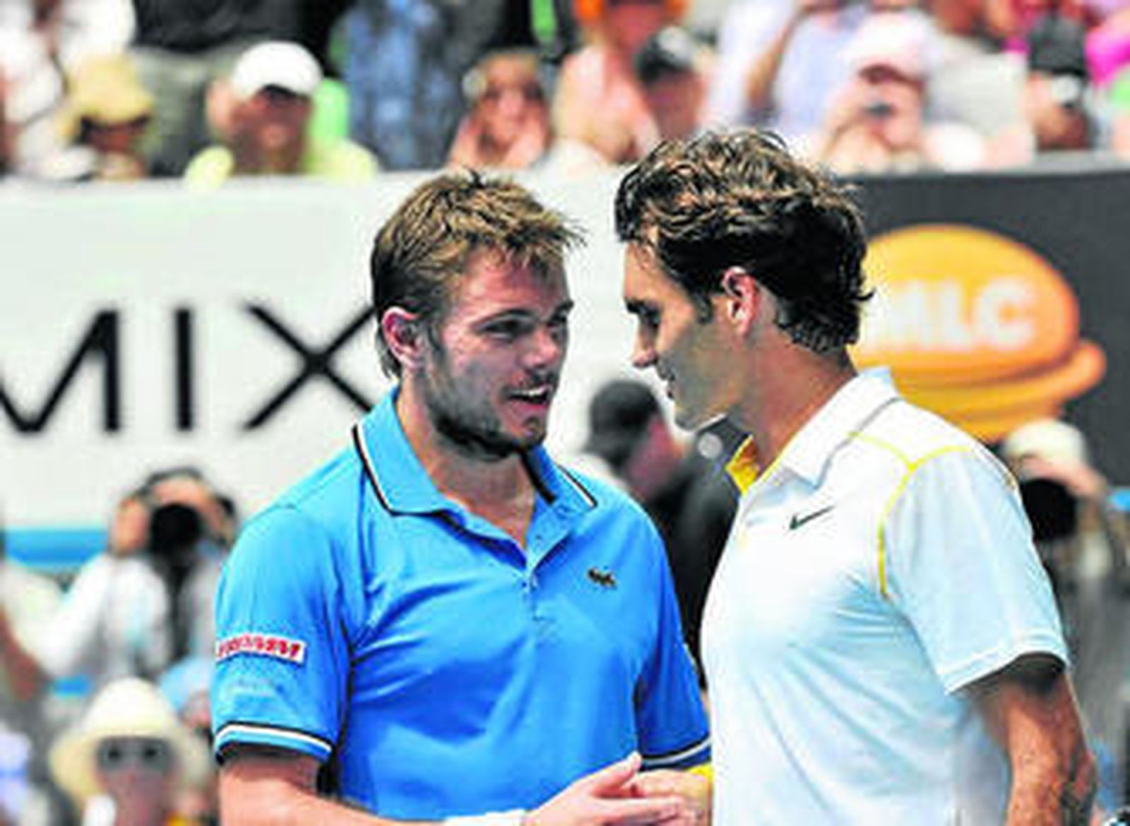 Federer recibe la felicitación de su amigo Wawrinka.