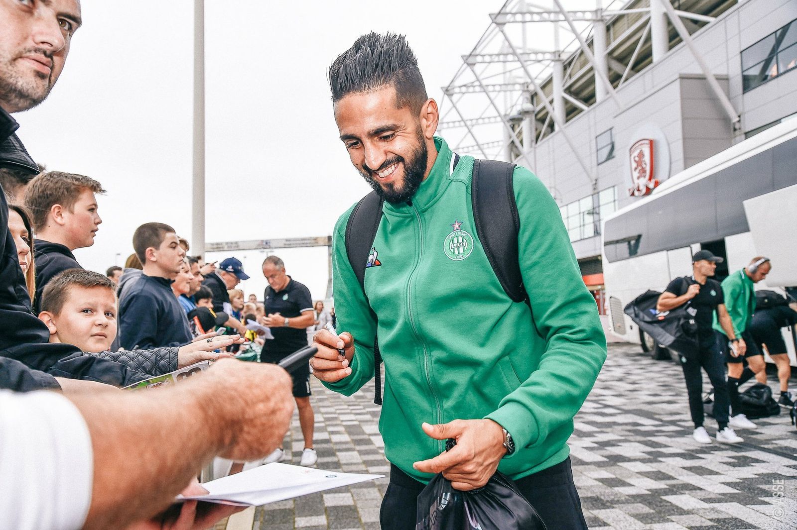 Boudebouz firma algunos autógrafo para los aficionados del Saint Etienne.