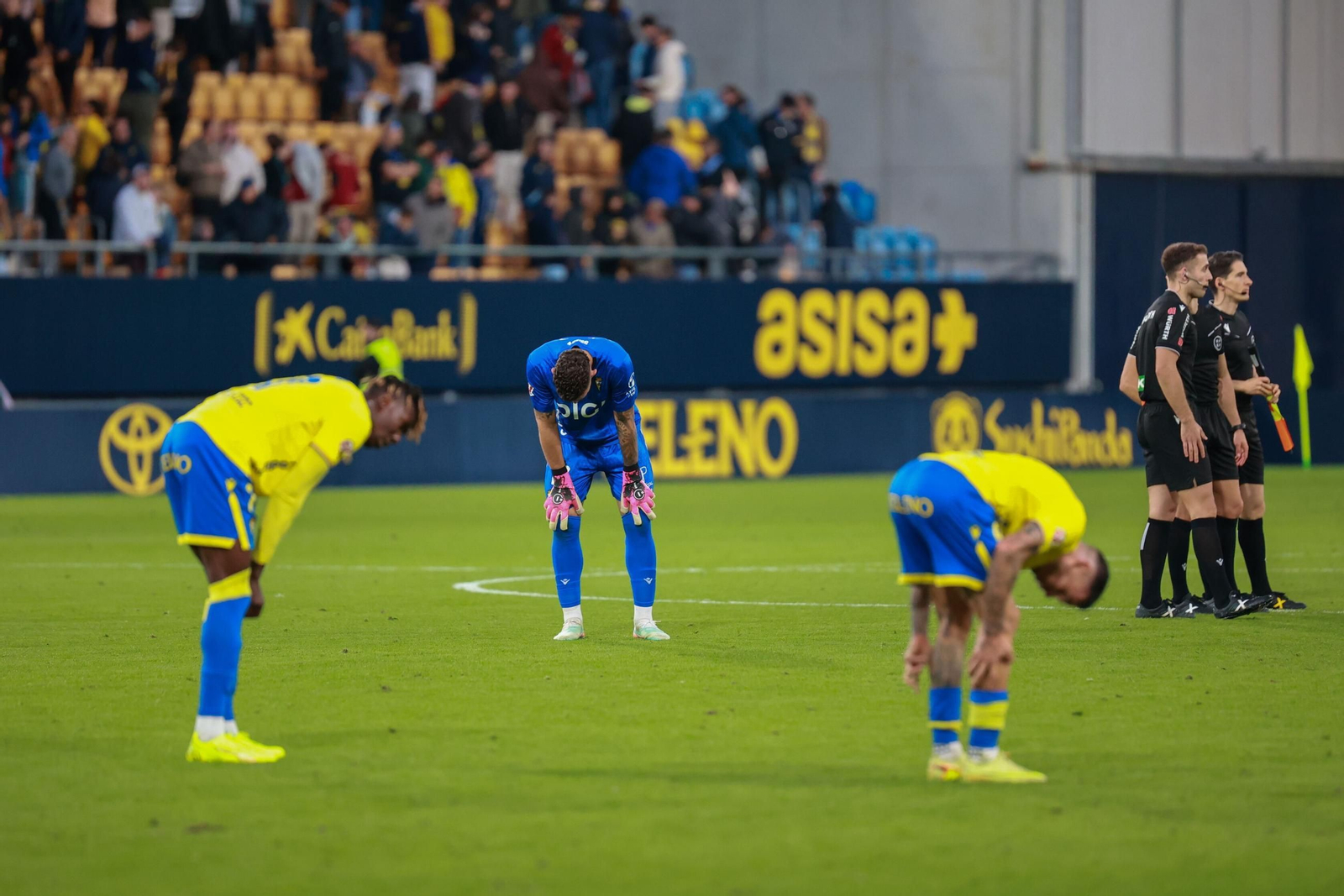 Jugadores hundidos al acabar el partido contra la Cultural Leonesa.
