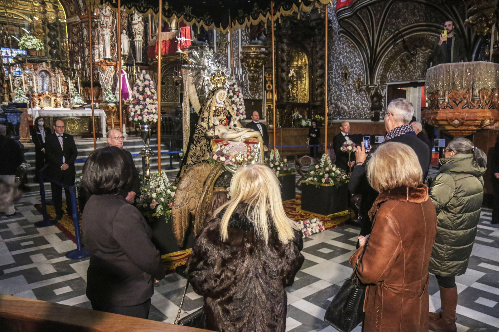 La Virgen de las Angustias, patrona de Granada, repuesta al culto tras su restauración