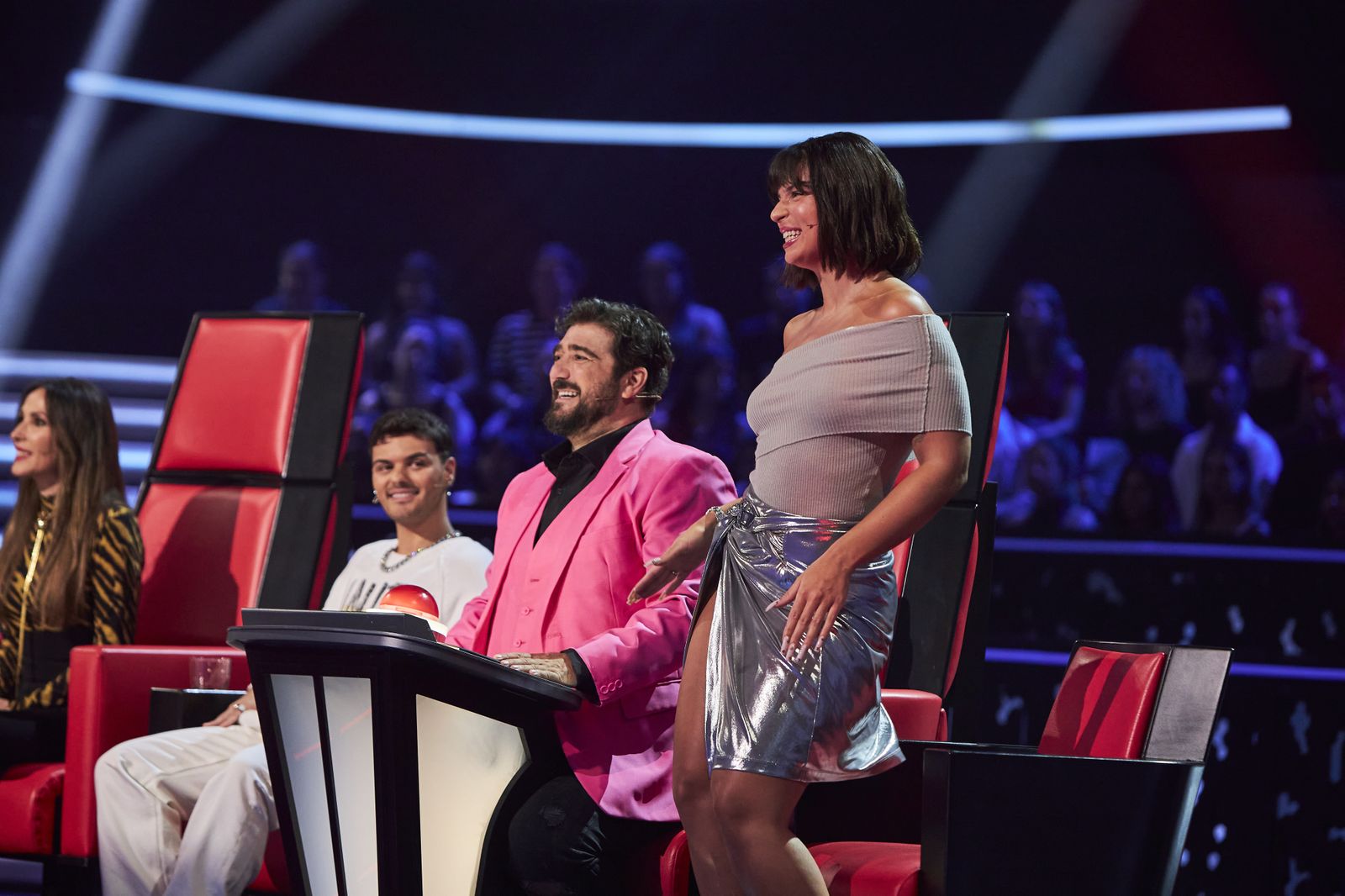 Antonio Orozco y su asesora, Nathy Peluso