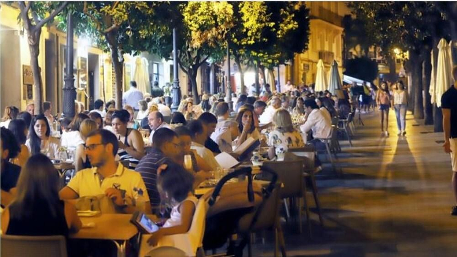 Terrazas en bares del centro con numerosa clientela tras el levantamiento de las restricciones de la pandemia.