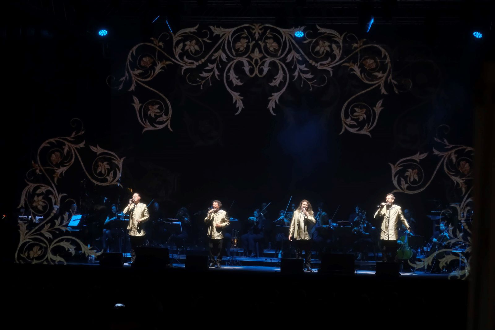 Los Cantores de Híspalis actúan en La Corredera, en imágenes