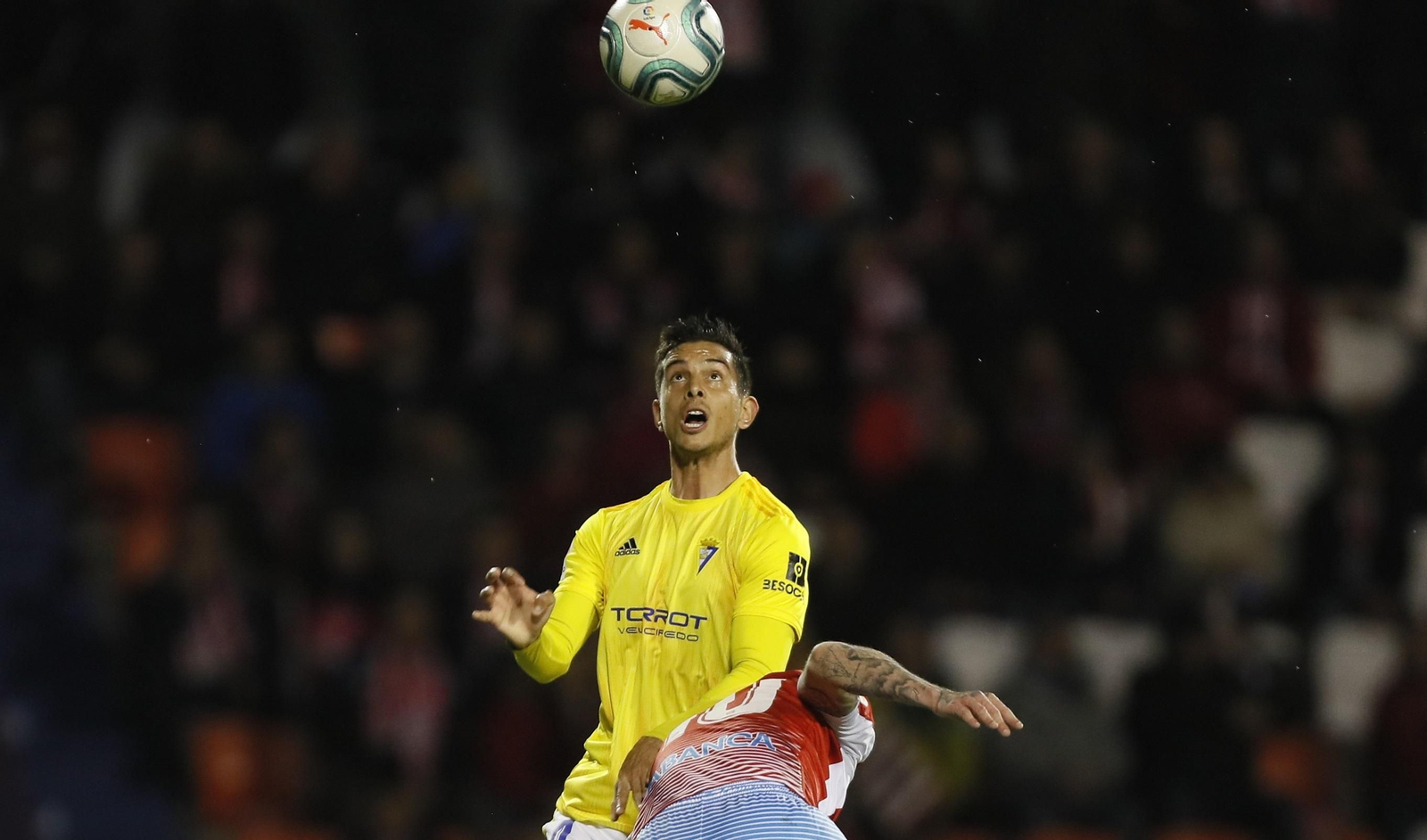 Marcos Mauro le gana la partida por arriba a Carrillo.